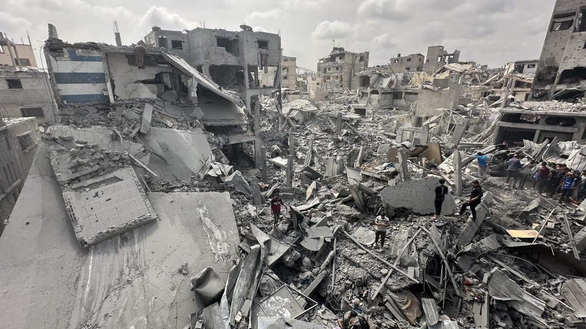 İşgalci İsrail'in Gazze Şeridi’ne saldırıları sonucu 21 Filistinli hayatını kaybetti.

İsrail'in Gazze'ye 7 Ekim 2023'ten beri düzenlediği saldırılarda hayatını kaybedenlerin sayısı 56 bin 156'ya yükseldi. En az 132 bin 239 kişinin de yaralandığı bildirildi.

#NotWarGenocide