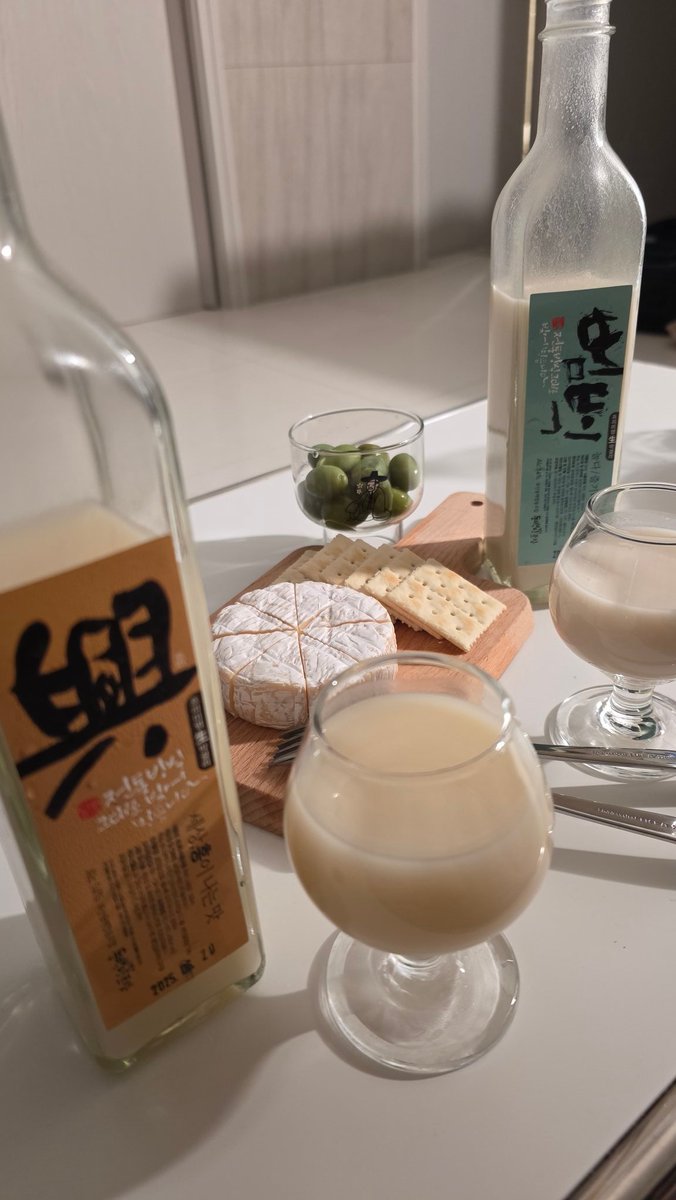 선생님들, 전통주 양조장 투어 하다가 알게 된 사실...
막걸리 안주에 파전? 
사실 탄수화물 안주는 궁합이 ❌️좋지 않다고.
사유: 간단하게 말하면 효모가 당을 먹고 술을 만드는 건데, 술을 마시고 당을 집어넣는다?
-> 인쟈 나의 배가 술독이 되어...🥹🏺(후략)