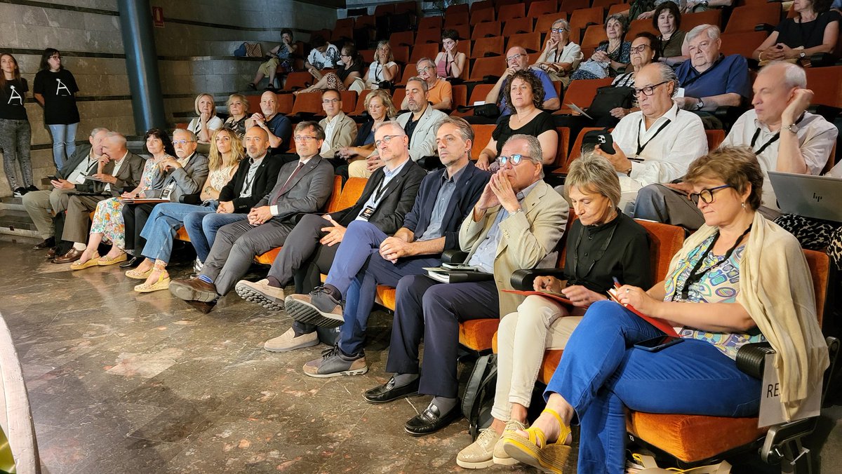 📚 Comença la 7a Universitat Catalana d'Estiu a la Plana de l'Om, aquesta edició amb el títol "Sistema educatiu: entre el consens i la ideologia". La lliçó inaugural va a càrrec del conseller de Política Lingüística, Francesc Xavier Vila Moreno