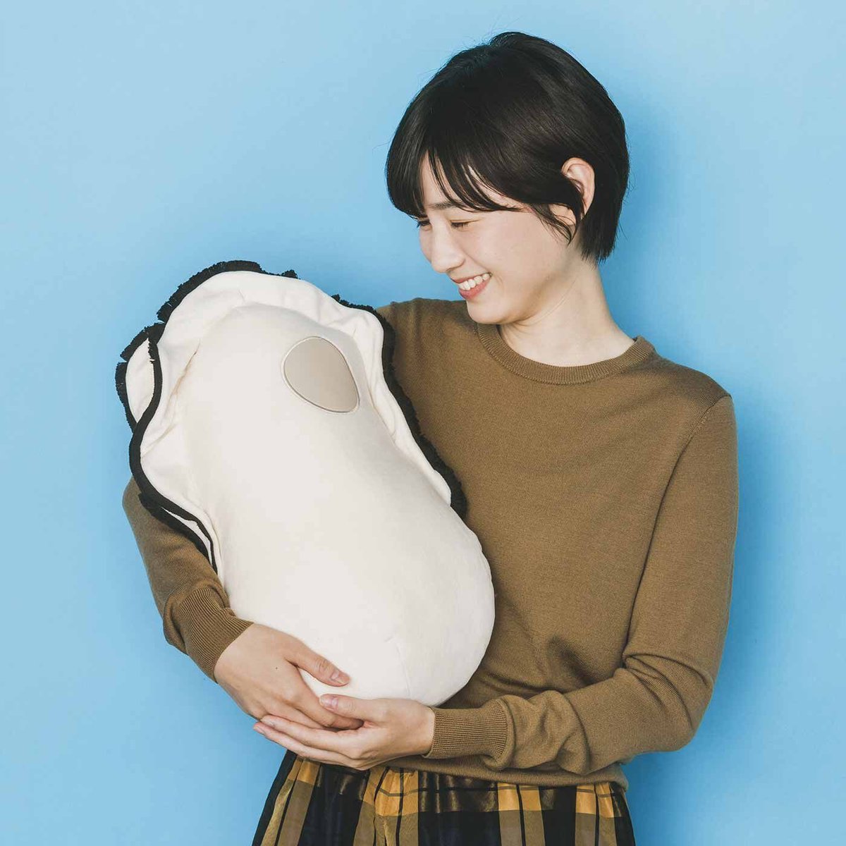 youmore_tw's tweet image. 大好きな牡蠣を抱きしめよう🦪
しもぶくれのぷっくり感、フリフリのひだ、貝柱のアップリケ。どこからどう見ても牡蠣なのに、なぜか愛おしい。そんな気持ちに理由はいらない...!
もっちりクッション抱っこ牡蠣⇒felissimo.co.jp/youmore/blog/m…