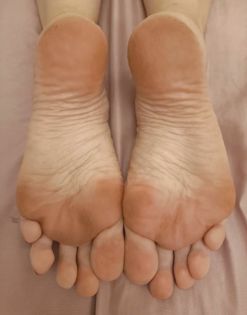 I really love big orange cheesy soles. My nose wouldn’t leave these. Laplusbellef33t2.0 (Instagram) #soles #sexyfeet