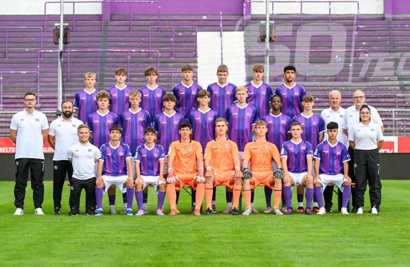 Die U17 des VfL Osnabrück blickt auf eine lehrreiche Saison 24/25 in der DFB-Nachwuchsliga zurück. Unter Trainer Felix Petersen durchlief die Mannschaft eine intensive Entwicklung – sportlich wie auch mannschaftlich.

Zum Rückblick 👉 vfl.de/saisonrueckbli…

#vfl1899