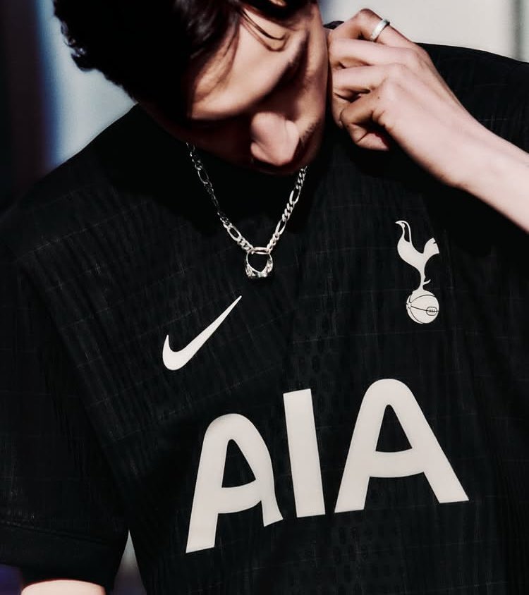 Tottenham Hotspur, yeni sezon deplasman formasını tanıttı. 👌