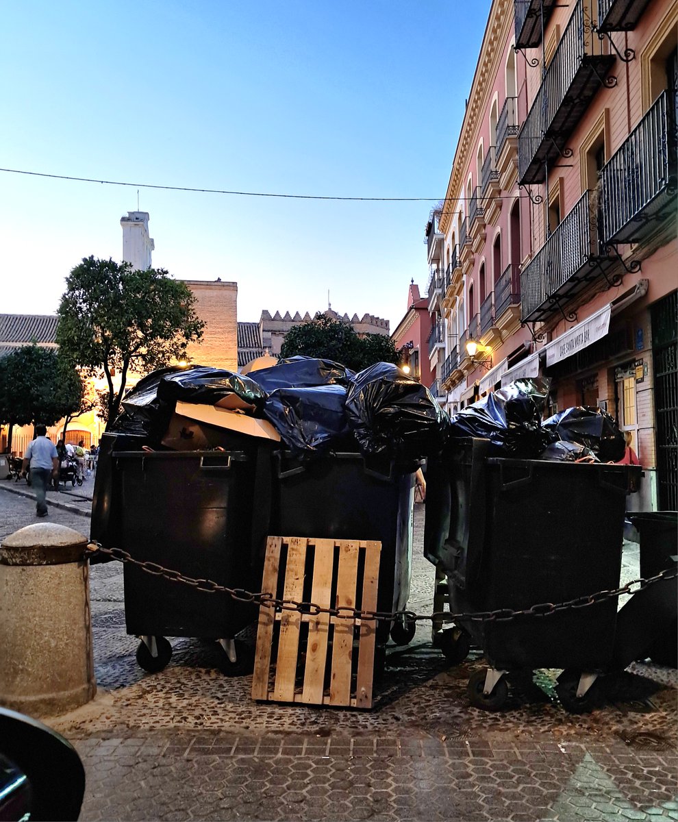 ChemaRadio's tweet photo. De la ciudad, en el ángulo oscuro,  de su alcalde tal vez olvidada,  silenciosa y cubierta de basura  veíase la parroquia de San Andrés
#Sevilla, 25 junio 2025, 21,45h. Cinco días antes cumbre de la ONU
@LipasamSevilla
@jlsanzalcalde
@Ayto_Sevilla
@AdepaSevillaHca https://t.co/mElvSXc2WE