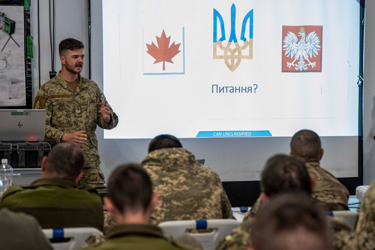 FACavecUkraine's tweet photo. Au sein de l’#OpUNIFIER, l’élément d’instruction du génie des FAC forme les Forces armées de l’Ukraine à percer les défenses ennemies et à neutraliser les menaces explosives. Une expertise tactique enseignée en classe, pour des effets sur le terrain. https://t.co/8dNZaMAyJH