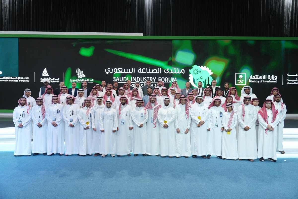 Zynexa's tweet photo. ختام استثنائي لمسيرة بدأت بإيمان وانتهت بإلهام.

الدكتور محمد العرب وفريقه في #منتدى_الصناعة_السعودي #SIF يحتفلون بنجاح التجربة، وترسيخ رؤية تصنع الفارق.

@malarab1 

#Zytheon #السعودية_تصنع #التحول_الرقمي #الصناعة_الذكية #رؤية_2030 https://t.co/uXppyNBscD