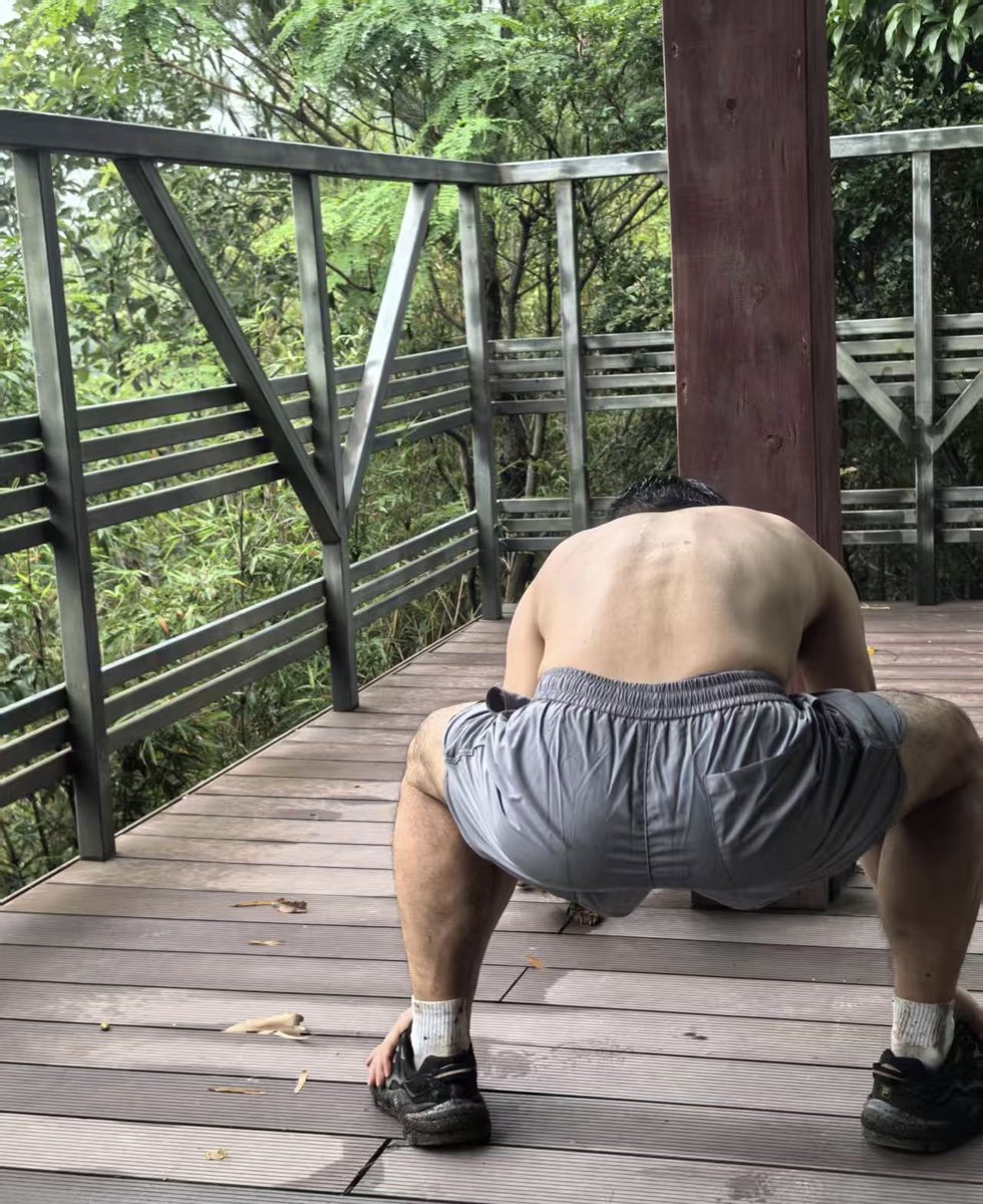 这样子那还有心思爬山。。。
好想给他扒下来。。。🌿一顿！