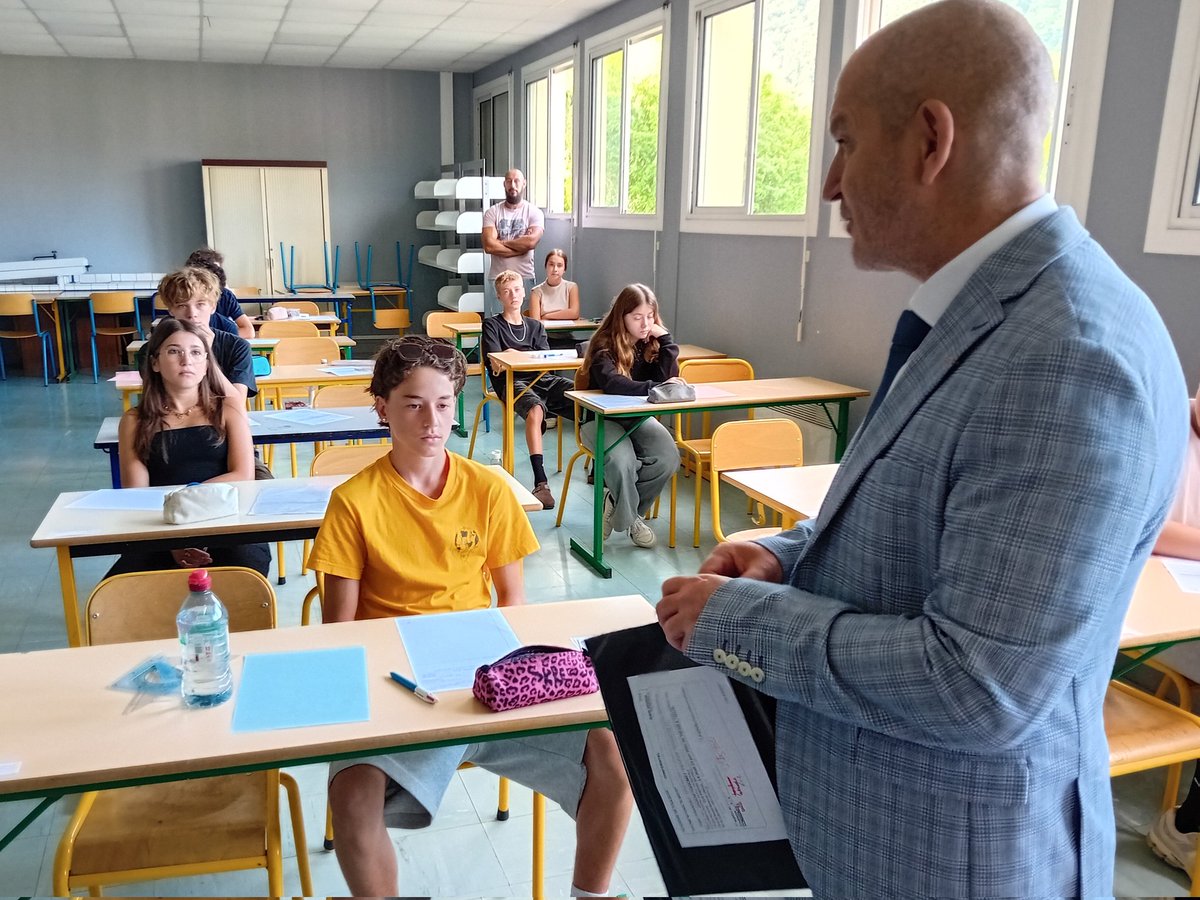 DSDEN82's tweet image. Ouverture & distribution du sujet de français du #brevet par l'inspecteur académique @LeNormandCyril1. Rencontre avec le personnel.
Bon courage au 78 collégiens de Pierre Bayrou de Saint-Antonin-Noble-Val ainsi qu'à tous les élèves de 3ème du @tarnetgaronne82.