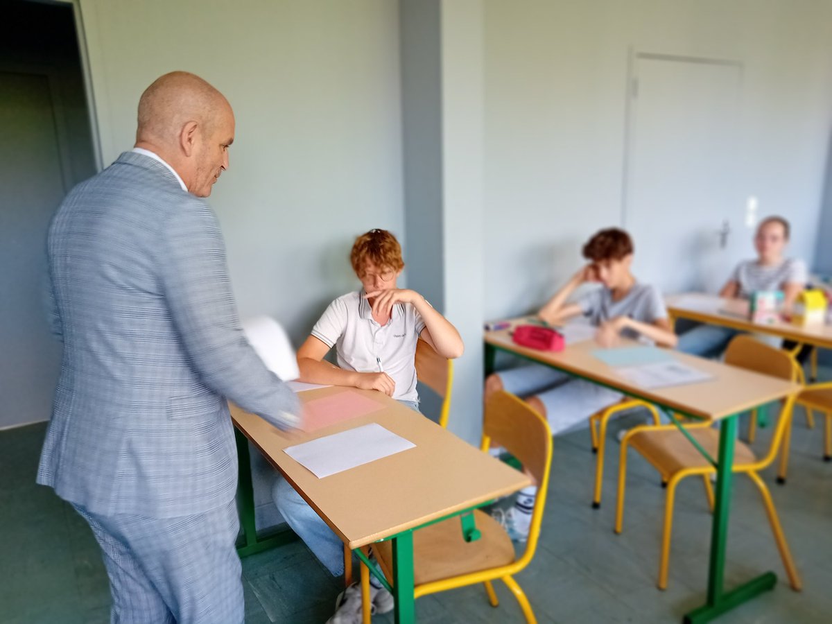 DSDEN82's tweet image. Ouverture & distribution du sujet de français du #brevet par l'inspecteur académique @LeNormandCyril1. Rencontre avec le personnel.
Bon courage au 78 collégiens de Pierre Bayrou de Saint-Antonin-Noble-Val ainsi qu'à tous les élèves de 3ème du @tarnetgaronne82.