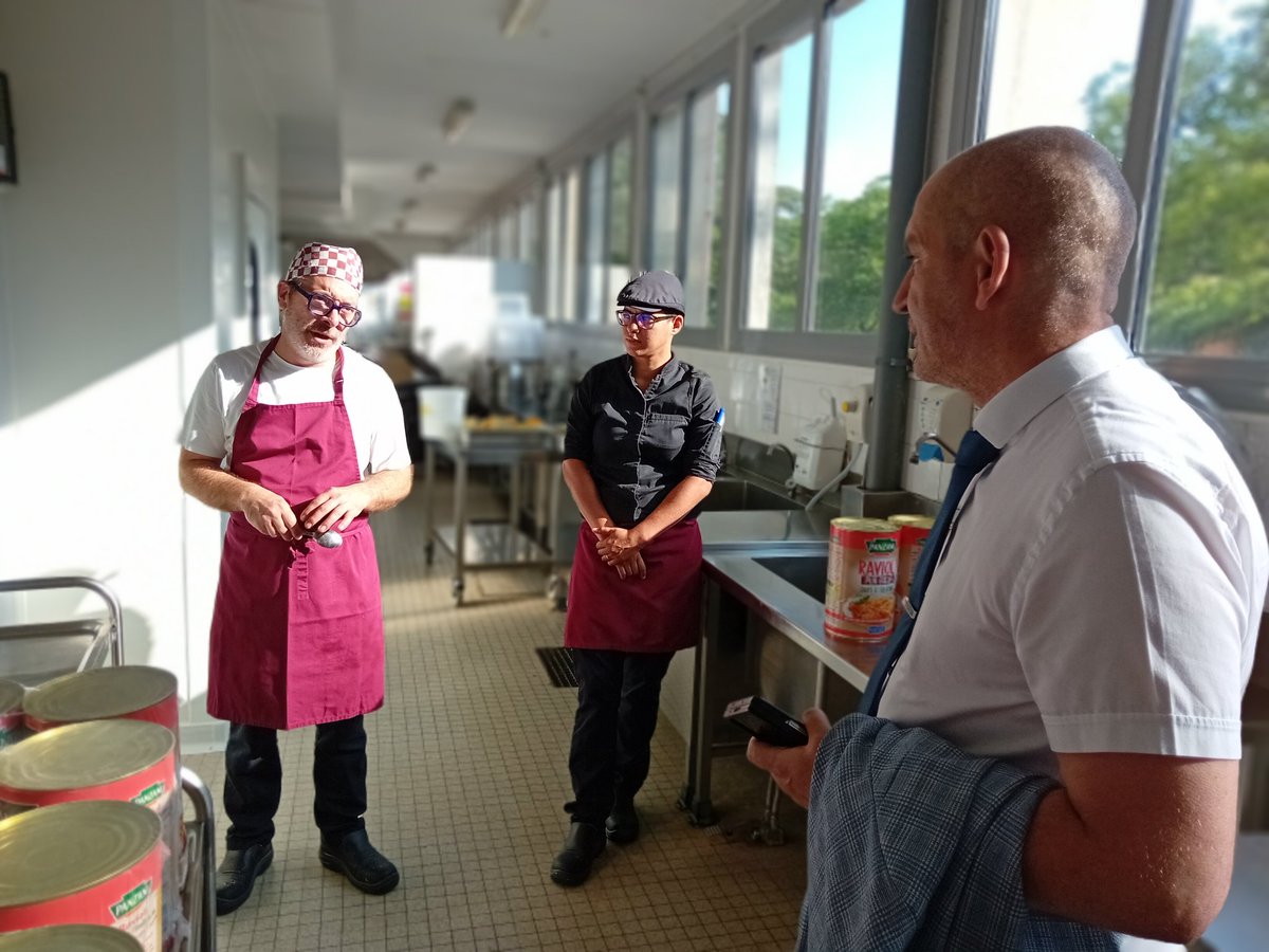 DSDEN82's tweet image. Ouverture & distribution du sujet de français du #brevet par l'inspecteur académique @LeNormandCyril1. Rencontre avec le personnel.
Bon courage au 78 collégiens de Pierre Bayrou de Saint-Antonin-Noble-Val ainsi qu'à tous les élèves de 3ème du @tarnetgaronne82.