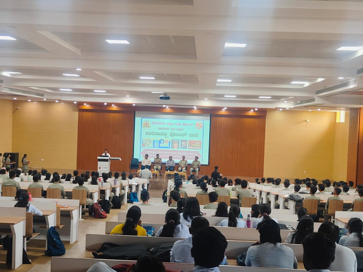 Ramanagara District Police (@spramanagara) on Twitter photo ಅಂತರರಾಷ್ಟ್ರೀಯ ಮಾದಕ ವಸ್ತುಗಳ ದುರುಪಯೋಗ ಮತ್ತು ಅಕ್ರಮ ಸಾಗಣೆಕೆ ವಿರೋಧಿ ದಿನ-2025 ಅಂಗವಾಗಿ  ಇಂದು ಹಾರೋಹಳ್ಳಿಯ ದಯಾನಂದ ಸಾಗರ್ ಮೆಡಿಕಲ್ ಕಾಲೇಜಿನ ವಿದ್ಯಾರ್ಥಿಗಳಿಗೆ ಮಾದಕ ವ್ಯಸನದ ಬಗ್ಗೆ ಜಾಗೃತಿ ಮೂಡಿಸಿ, ನಶೆ ಮುಕ್ತ ಕರ್ನಾಟಕ ಅಭಿಯಾನಕ್ಕೆ ಕೈ ಜೋಡಿಸುವಂತೆ ಸೂಚಿಸಲಾಯಿತು. ಅಂತರರಾಷ್ಟ್ರೀಯ ಮಾದಕ ವಸ್ತುಗಳ ದುರುಪಯೋಗ ಮತ್ತು ಅಕ್ರಮ ಸಾಗಣೆಕೆ ವಿರೋಧಿ ದಿನ-2025 ಅಂಗವಾಗಿ  ಇಂದು ಹಾರೋಹಳ್ಳಿಯ ದಯಾನಂದ ಸಾಗರ್ ಮೆಡಿಕಲ್ ಕಾಲೇಜಿನ ವಿದ್ಯಾರ್ಥಿಗಳಿಗೆ ಮಾದಕ ವ್ಯಸನದ ಬಗ್ಗೆ ಜಾಗೃತಿ ಮೂಡಿಸಿ, ನಶೆ ಮುಕ್ತ ಕರ್ನಾಟಕ ಅಭಿಯಾನಕ್ಕೆ ಕೈ ಜೋಡಿಸುವಂತೆ ಸೂಚಿಸಲಾಯಿತು.