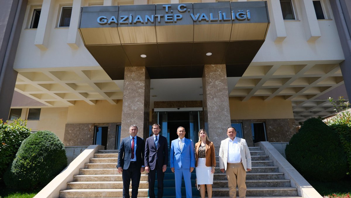 📍Gaziantep Valisi hemşehrimiz Sayın Kemal Çeber'i makamında ziyaret ederek, Tokatlıların selamlarını ilettik.

Tokat'ımız ile Gaziantep'in ortak özelliklerine ilişkin gerçekleştirdiğimiz keyifli sohbet ve değerli misafirperverliği için Sayın Valimiz Kemal Çeber'e teşekkür