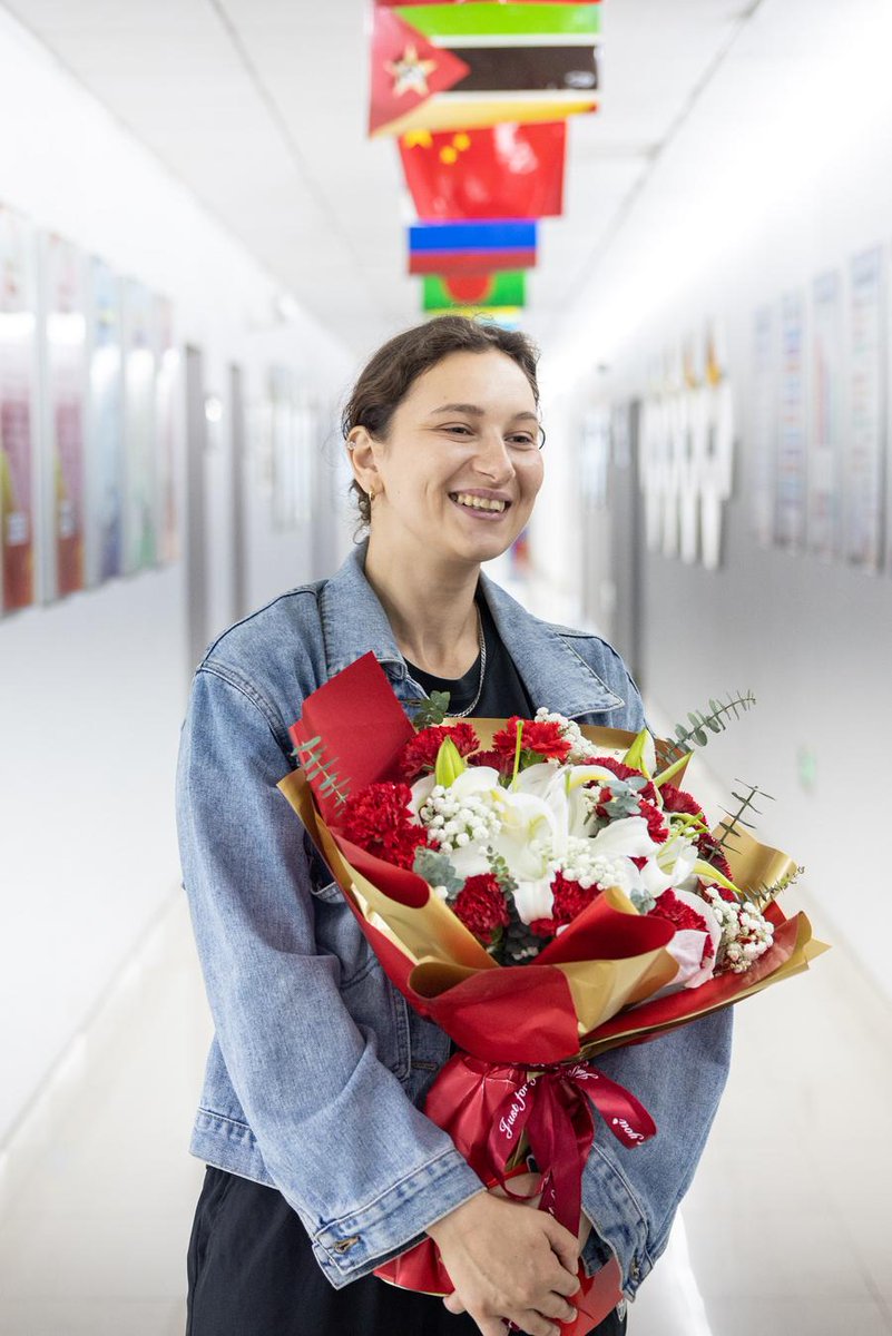 A Russian girl saved an elderly woman from drowning recently in Shaoxing City, east China's Zhejiang Province. xhtxs.cn/4HM