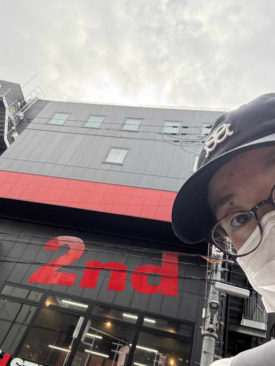 Garam_M's tweet image. 狐のマリッジブルーみたいな天気！！
天候も混乱してますが、こちらの舞台も愉快な混沌の渦中です！
#スラステ「#LIPSTICKS」本日三日目！
19時より2ndです！
上演時間1時間45分＋カーテンコール！
本日のチケットは直接ご連絡ください！
明日以降のチケットはこちらから！
➡️ x.gd/fJFv1