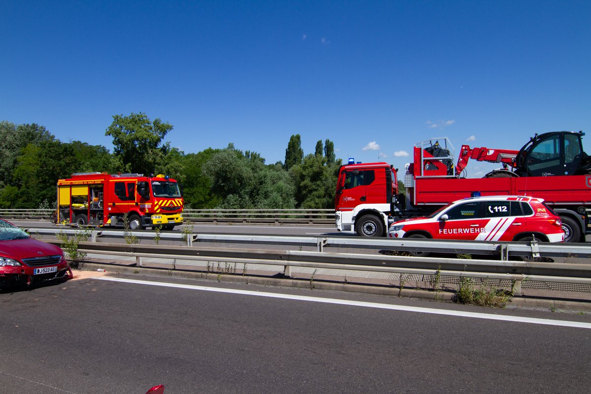 Le 24 juin, un accident sur l’A36 à Ottmarsheim a mobilisé 50 sapeurs-pompiers français 🇫🇷 et allemands 🇩🇪. 
Deux blessés légers pris en charge : transport par hélico REGA 🚁 et ambulance 🚑. Pollution maîtrisée 🛢️. 

👏Une coopération transfrontalière exemplaire 🤝