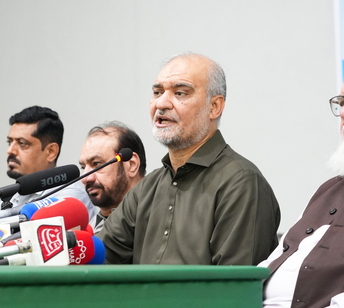 JIPOfficial's tweet photo. لاہور: امیر جماعت اسلامی پاکستان حافظ نعیم الرحمٰن منصورہ میں پریس کانفرنس سے خطاب کر رہے ہیں۔

#media_talk #jamaat_islami #naeemrehman https://t.co/HOjWsy6fmh