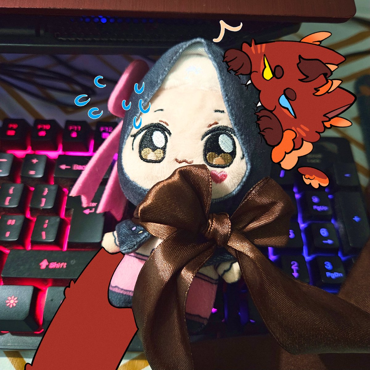 finally got my <a href="/kentangbakor/">Kentangbakor 🥔</a> and <a href="/farah_adibaYT/">Farah Adiba 💖 CoolnKultured</a> merchs from cafkl2025 aaaa (+bonus gifts yay)- fawa jr is in the mercy of my hands (paws?) now heh

thank you to onico chan (IG) for sending these out so fast 😭