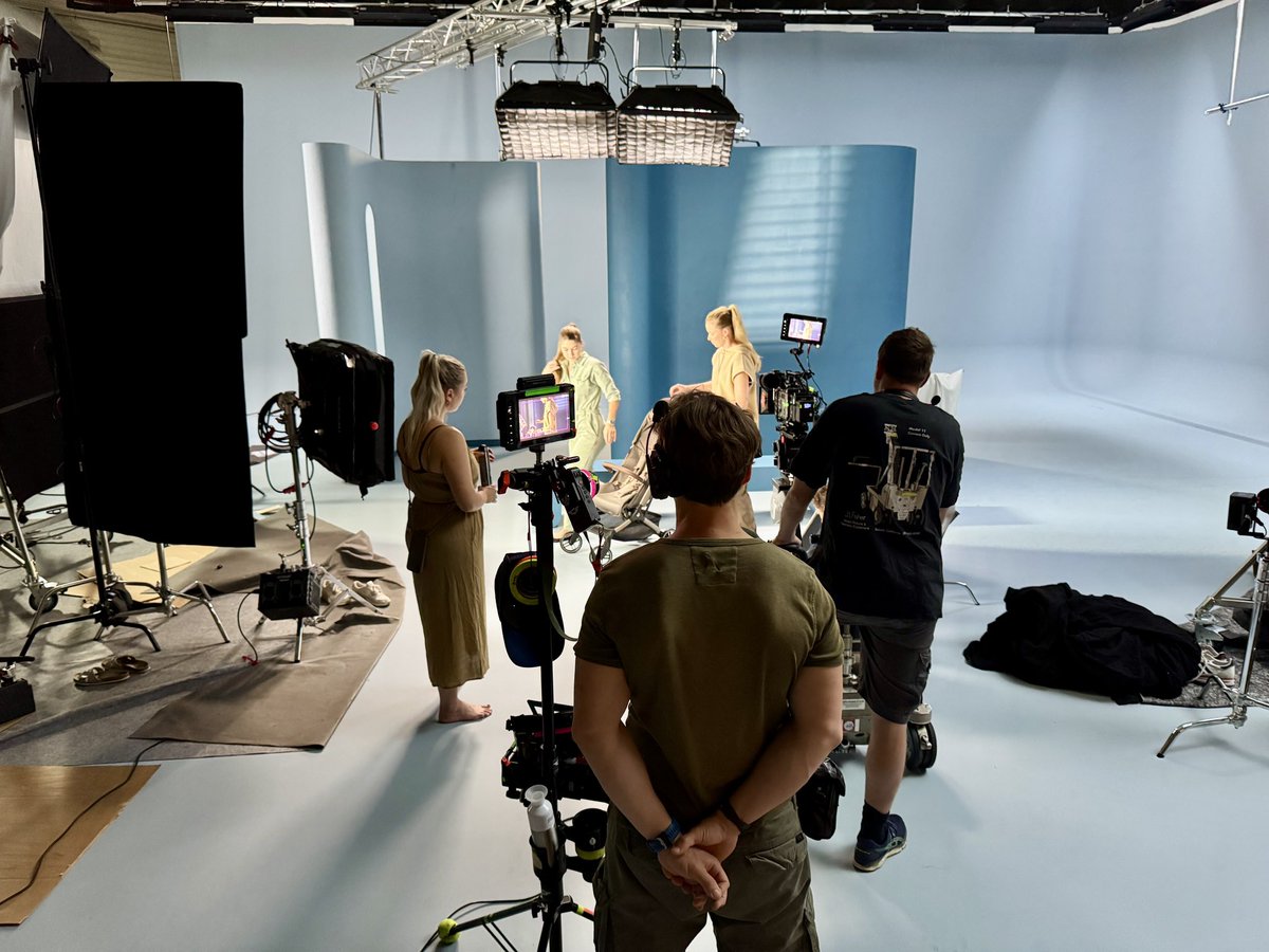 pampariusfilms's tweet photo. La oficina de ayer en Holandia con el mejor chisme para usar en plató:
una buena dolly. #lifeonset #cinematography #cinematographer #direcciondefotografia #dop https://t.co/d5mfPjtJDl