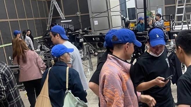 a1071364's tweet photo. Where did Shin Woo-seok, BLACKQ, Kim Eun-ju, the former ADOR staff members in blue hats, and Min Hee-jin all go? https://t.co/TFgnwIrNKd