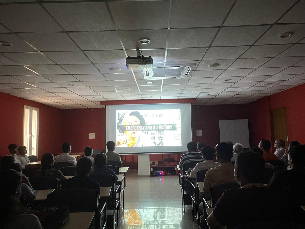 ABVPGujarat's tweet image. #ABVPRajkot જિલ્લા દ્વારા 25 જૂનના રોજ ઉજવાતા સંવિધાન હત્યા દિવસના 50 વર્ષ નિમિતે કોલેજ ખાતે ડોક્યુમેન્ટરી પ્રદર્શિત કરવામાં આવી.