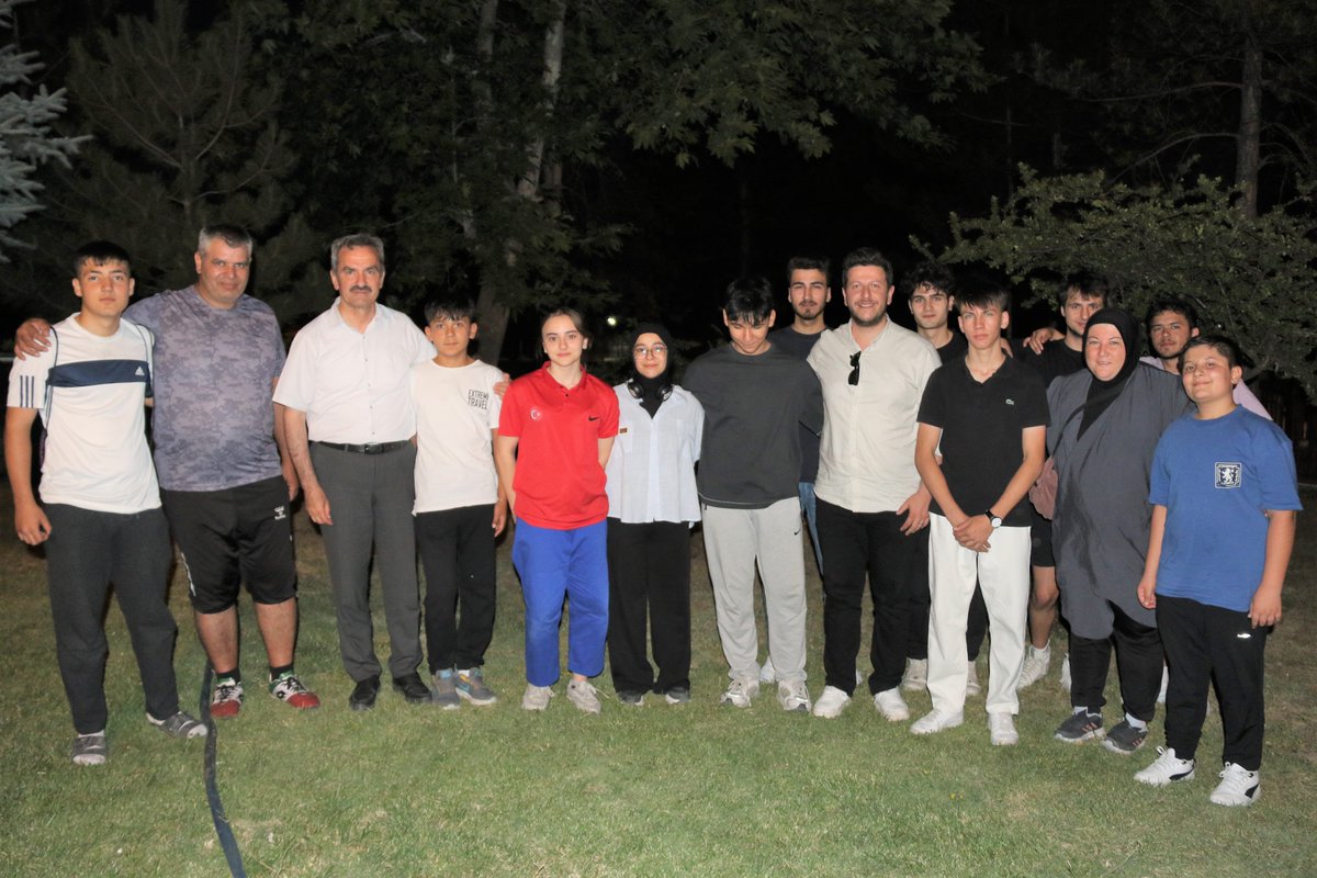 🥋Çankırı’da düzenlenecek Judo Şampiyonası öncesinde, moral ve motivasyonu artırmak amacıyla bir araya gelen judoculara İl Müdürü Sadık Ak sürpriz yaptı. Akşam saatlerinde gerçekleştirilen buluşmaya haber vermeden katılan Ak, sporcularla yakından ilgilenerek başarılar diledi.
