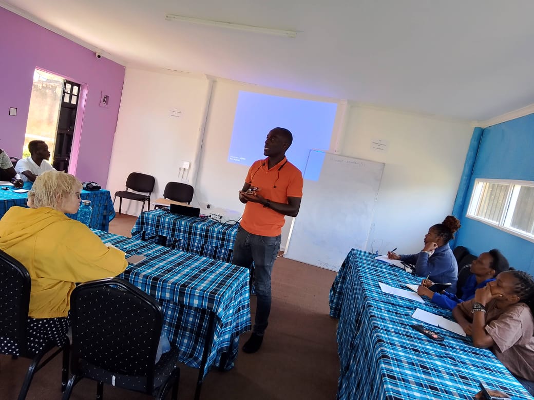 ruraltoglobal's tweet photo. The focus is on what helps organizations truly serve their communities:
π Transparent leadership
π Strong finances
π Impactful projects
π Clear results
π Resource growth
#CommunityAccountability #AmplifyRuralCommunities https://t.co/8fm6gFyzsQ