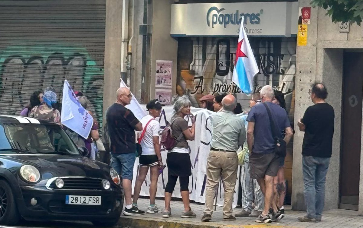 El BNG gritando “fuera machistas de las instituciones” delante de la sede del PP 😳 en vez de ir  a la sede de sus socios del PSOE 😳 
Vaya  papelón del BNG tapando la #pornocorrupción del PSOE