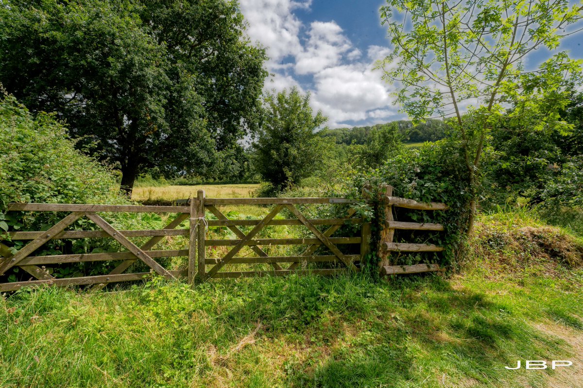 JBPhotos_UK's tweet photo. Just a beautiful country gate with traditional gate lock ...
#Thursgate @LoveOfGates #countrysidephotos https://t.co/LjQsNBbZYN