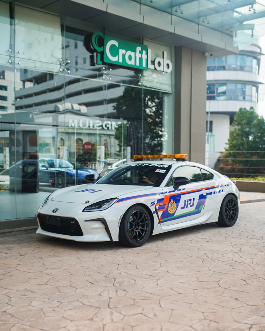 ohtweet's tweet photo. Semalam kecoh di media sosial bila nampak gambar Toyota GR86 dengan livery JPJ tular, ramai ingat JPJ dah guna kereta sport dua pintu untuk buat rondaan atau operasi tetapi sebenarnya bukan itu yang akan berlaku.

Menurut Facebook rasmi Super GT, kereta tu sebenarnya adalah 'Safety Car' untuk perlumbaan GR86 Cup Malaysia yang akan berlangsung hujung minggu ini di Litar Sepang.

Yang pasti memang nampak auto garang bila JPJ pakai GR86 kan 😁👍