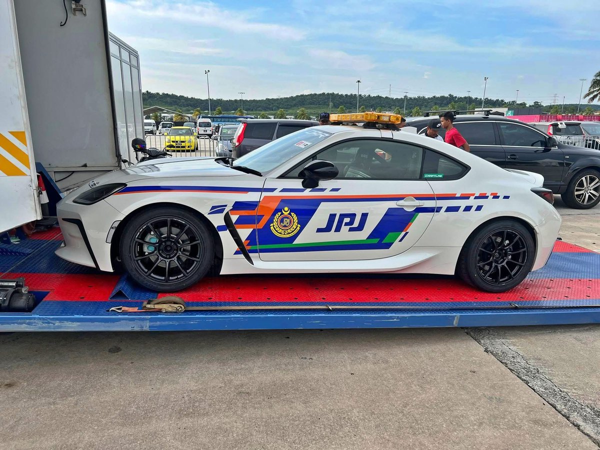 ohtweet's tweet photo. Semalam kecoh di media sosial bila nampak gambar Toyota GR86 dengan livery JPJ tular, ramai ingat JPJ dah guna kereta sport dua pintu untuk buat rondaan atau operasi tetapi sebenarnya bukan itu yang akan berlaku.

Menurut Facebook rasmi Super GT, kereta tu sebenarnya adalah 'Safety Car' untuk perlumbaan GR86 Cup Malaysia yang akan berlangsung hujung minggu ini di Litar Sepang.

Yang pasti memang nampak auto garang bila JPJ pakai GR86 kan 😁👍