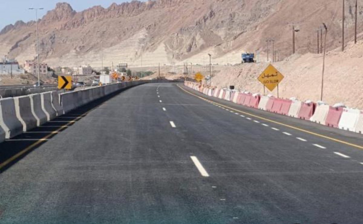 Younis_Manthari's tweet photo. الأفاضل @mtcitoman ما يحدث في صيانة الشارع المزدوج بدبد - نزوى غير واضح وغير متواصل بطريقة تغطي كل الأماكن التي تحتاج لصيانة. فتارة نجد الشركة المنفذة للعمل تعمل في المنطقة( أ )ثم تنتقل للمنطقة (ي)وتترك خلفها أماكن متضررة وتحتاج لصيانة فهلاّ وضحتم لنا الآلية المعتمدة للعمل. https://t.co/CEDFbShVzY