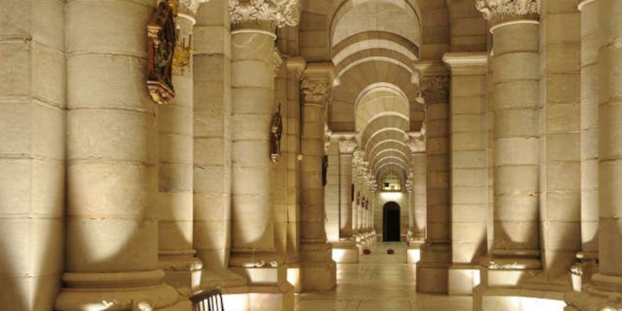 Con más de 4️⃣0️⃣0️⃣ columnas coronadas con capiteles, todos ellos diferentes... 😍
«Cripta de la Catedral de la Almudena» 👉 bit.ly/3v4jtrT
#Turismo #Arte