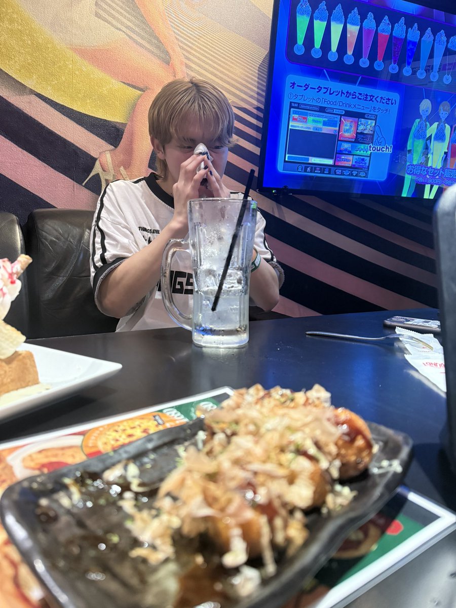 DS_Hirano's tweet photo. 先日パートナーと寺島Ｔと友達と4人で遊びに行って来ました！居酒屋行った後にラウンドワンでカラオケしてボーリングしてダーツしたんですが、カラオケでロシアンたこ焼き食べたら見事に寺島Ｔが当たりを引いてくれました😇そのあともう当たりはないと油断してたら自分も当たりを引いてしまいました😇 https://t.co/pvAl7dlwUe