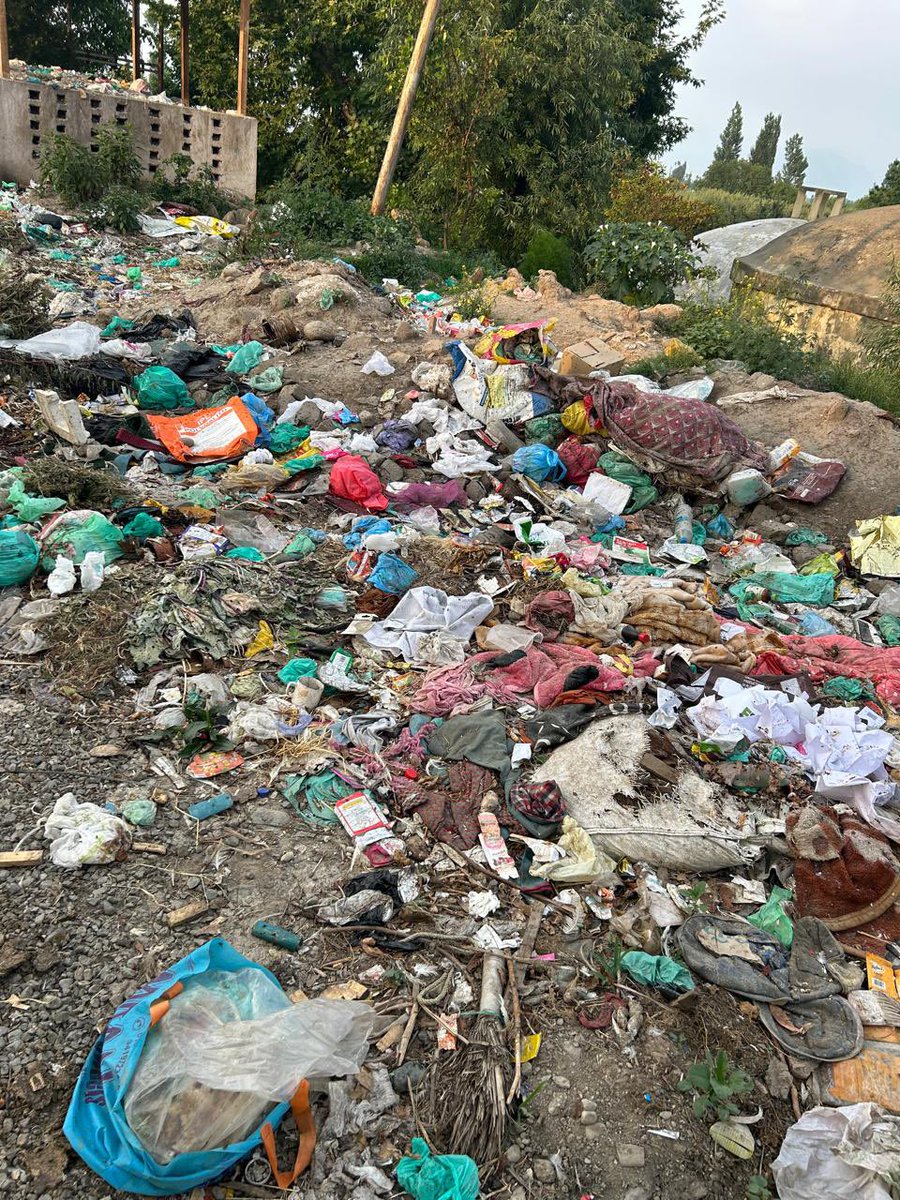 TahirPeerzada_'s tweet photo. The garbage compost pit near the water supply tank in Rajpora has become a serious health hazard for residents and a constant nuisance for nearby orchardists! It is overflowing with rotten waste, dead birds and animals! The foul smell and disturbing sight are unbearable!  I request @dcpulwama , @basharatias_dr sb  to kindly intervene and ensure its immediate removal, especially as it is dangerously close to a natural water source!