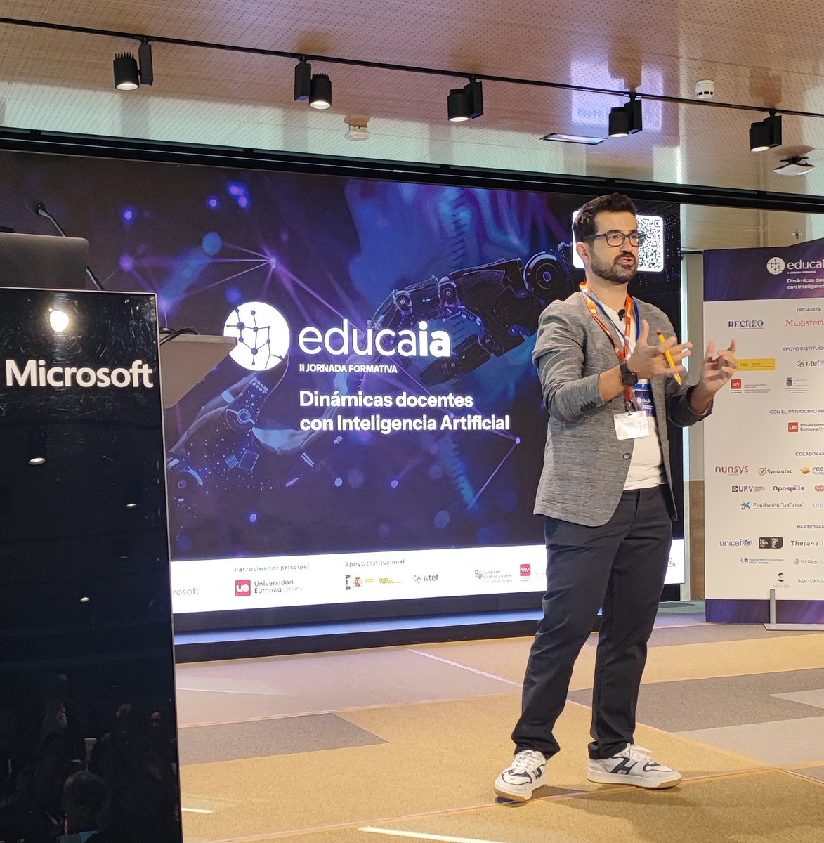 🎙️ <a href="/cpoyatos/">César Poyatos Dorado @cpoyatos.bsky.social</a> presentando y moderando la jornada de #EducaIA25