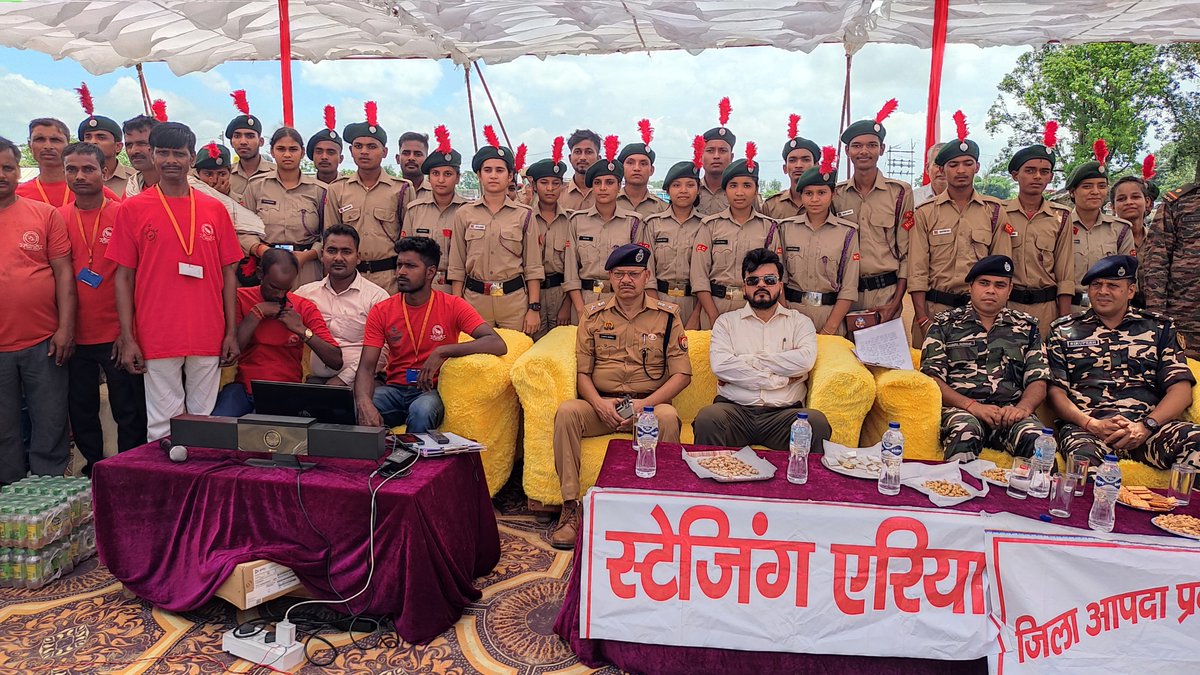 shravastipolice's tweet photo. भिनगा तहसील के मोहम्मदपुर कला में बाढ़ से बचाव हेतु राज्यस्तरीय मॉकड्रिल आयोजित- 
#DMSVI श्री अजय कुमार द्विवेदी व #SPSVI श्री घनश्याम चौरसिया की उपस्थिति में रेस्क्यू रिहर्सल का लाइव प्रदर्शन,
SSB,NDRF, SDRF, पुलिस, फायर, NCC कैडेट्स की रही सक्रिय भागीदारी।
 #MockDrill https://t.co/GrrKOmufD7