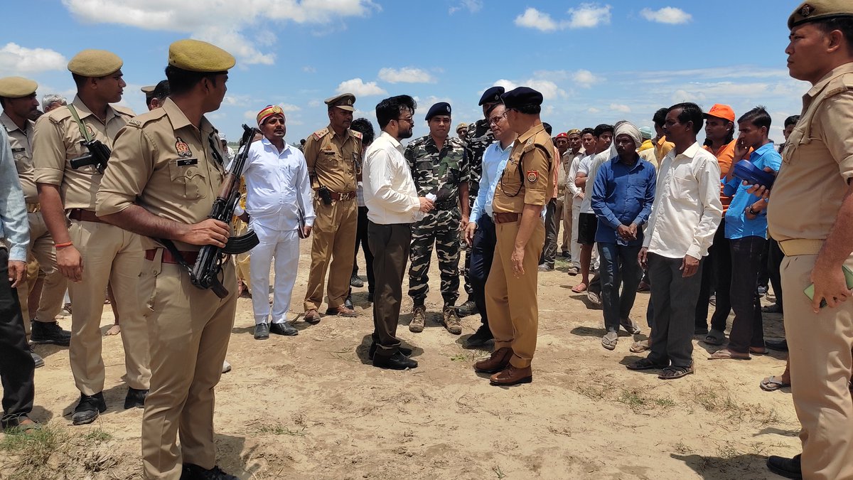 shravastipolice's tweet photo. भिनगा तहसील के मोहम्मदपुर कला में बाढ़ से बचाव हेतु राज्यस्तरीय मॉकड्रिल आयोजित- 
#DMSVI श्री अजय कुमार द्विवेदी व #SPSVI श्री घनश्याम चौरसिया की उपस्थिति में रेस्क्यू रिहर्सल का लाइव प्रदर्शन,
SSB,NDRF, SDRF, पुलिस, फायर, NCC कैडेट्स की रही सक्रिय भागीदारी।
 #MockDrill https://t.co/GrrKOmufD7