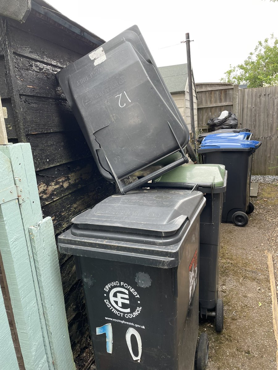 JaneBattersby5's tweet photo. @eppingforestdc Is this an acceptable way to leave residents’ bins? https://t.co/xGuZlD35Mo