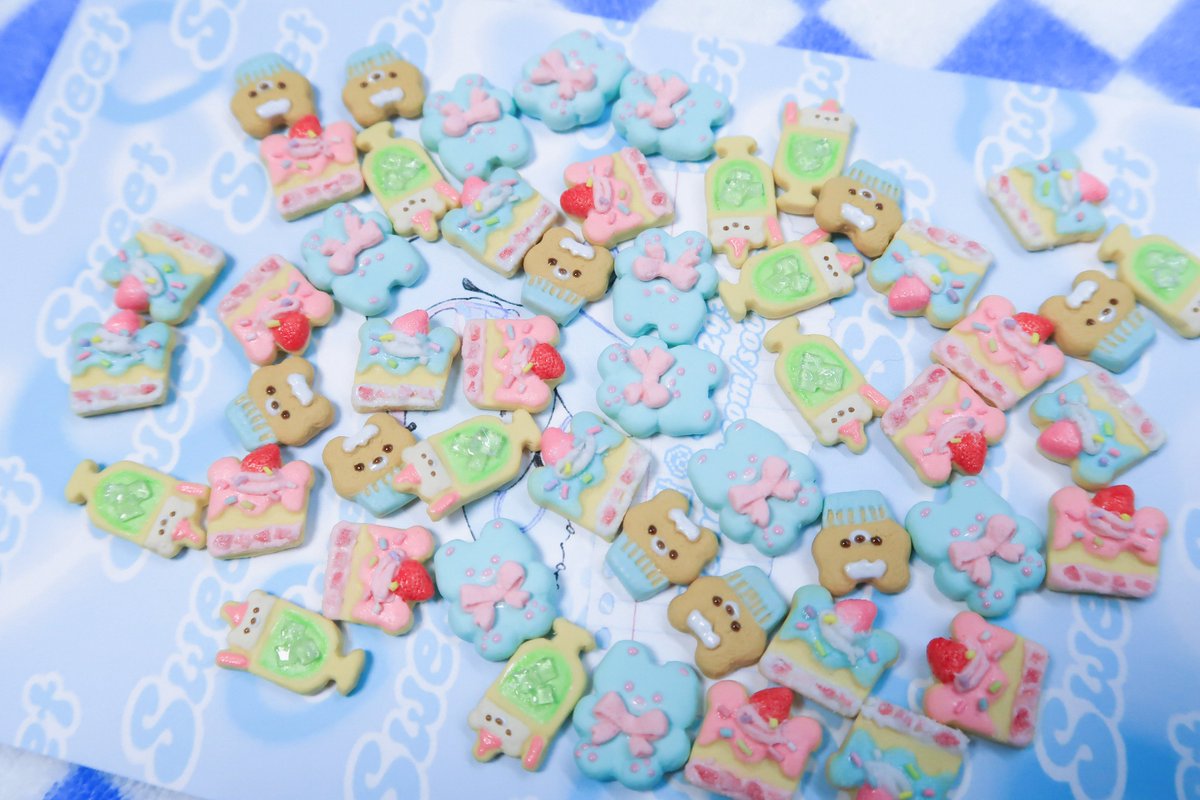 so0o293's tweet photo. 🍪달콤한 디저트 꾸러미 판매 안내 
* 인형용 미니어처 브로치 입니다.  

달콤한 디저트 꾸러미 (기본,파스텔)  

6/28 (토) 18:00 ~ 재고 소진 시까지
  
TMM 폼에서 판매 합니다. 
자세한 내용은 블로그 확인해 주세요! https://t.co/bc2KjwUAGh https://t.co/00fwz3QOyg