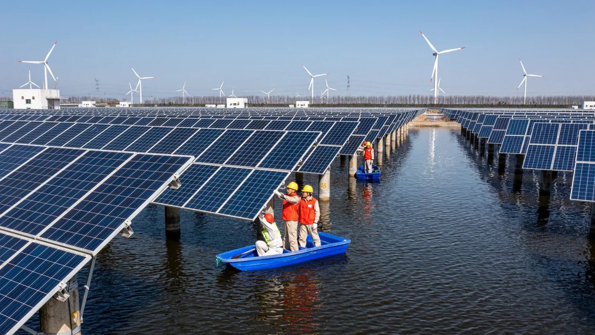 ErikSolheim's tweet image. Chinas 🇨🇳 renewable installments in May are mind boggling!
Chinese companies installed 93 gigawatt of solar and 27 gigawatt of wind energy in a single month in May. That's about 230 million solar panels and 5300 wind turbines. That's almost 100 solar panels every second, and a…