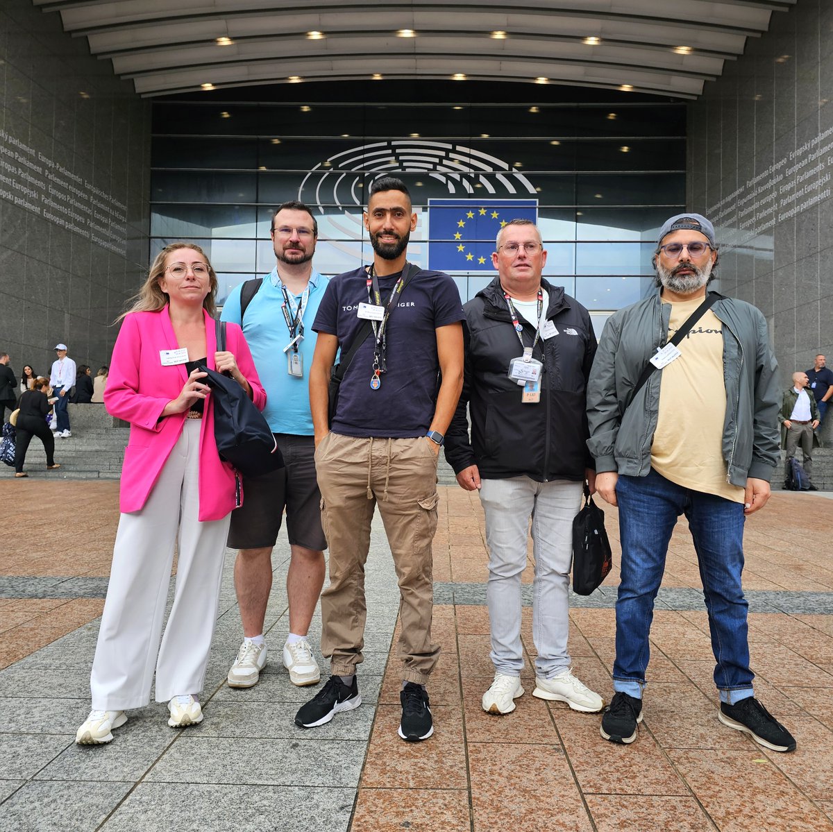 leilachaibi's tweet image. Cadeau de mariage pour Jeff Bezos : les travailleurs d'Amazon débarquent au Parlement !

Le Parlement🇪🇺 organise une audition sur les violations de leurs droits dans les entrepôts. On a décidé qu'ils devaient s'inviter. La direction d'Amazon a refusé de jouer le jeu🧵⤵️