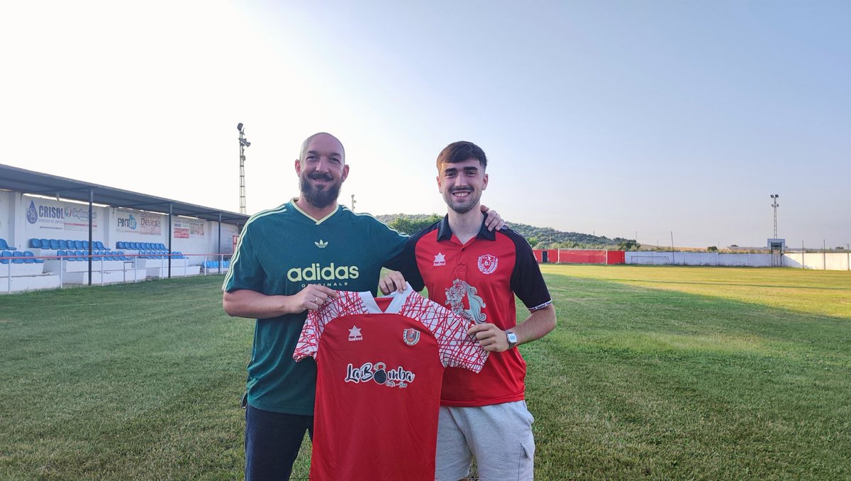 Aquí tenemos al míster con nuestro primer fichaje, pero no viene solo, en nada anunciamos el siguiente.

✅📝😈

Aúpa San Jorge 🔴⚪