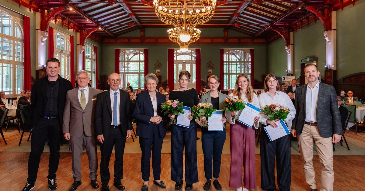 Der #Bauindustrieverband Ost e. V. hat auch in diesem Jahr vier herausragende Abschlussarbeiten aus dem Bereich #Bauingenieurwesen und #Architektur mit dem "Preis der Ostdeutschen Bauindustrie" ausgezeichnet. allgemeinebauzeitung.de/s?61666

#BIVO #Bauindustrie #Bauingenieur #Architekt
