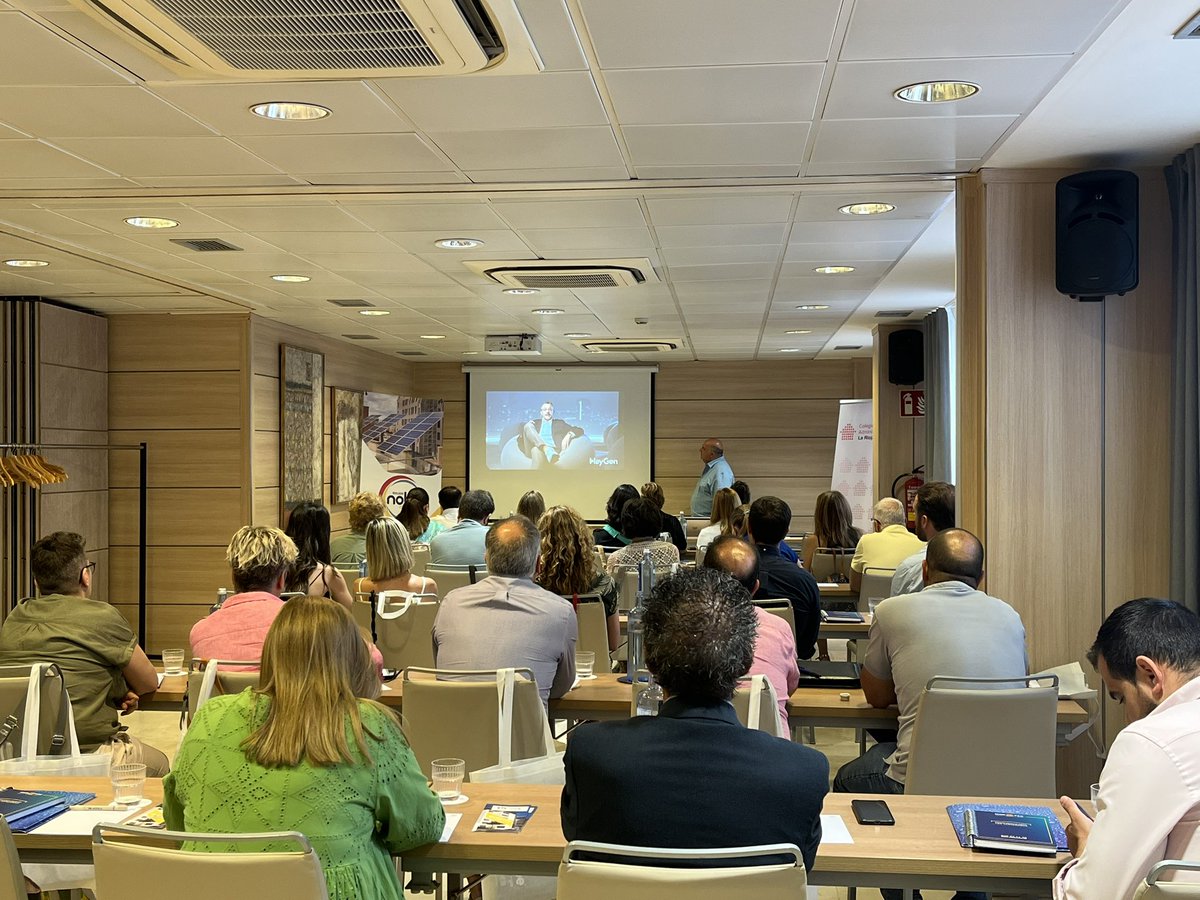 Lleno total en la Jornada de Formación sobre  I A en el CAF Rioja, patrocinada por <a href="/NobeEnergia/">Nobe Soluciones y Energía</a>