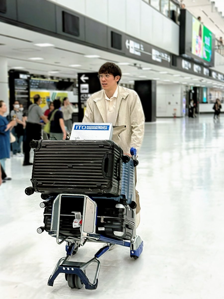 yuki14_official's tweet image. 🇮🇹🛬🇯🇵
イタリアでのシーズンを終えて、石川が帰国いたしました✨
今シーズンもあたたかいご声援をありがとうございました‼️‼️‼️
ネーションズリーグ、世界バレーと大会は続きますので
この夏🏐📣いっしょに盛り上がりましょう✊🏻
#volleyball #yukiishikawa #石川祐希
マネージャー