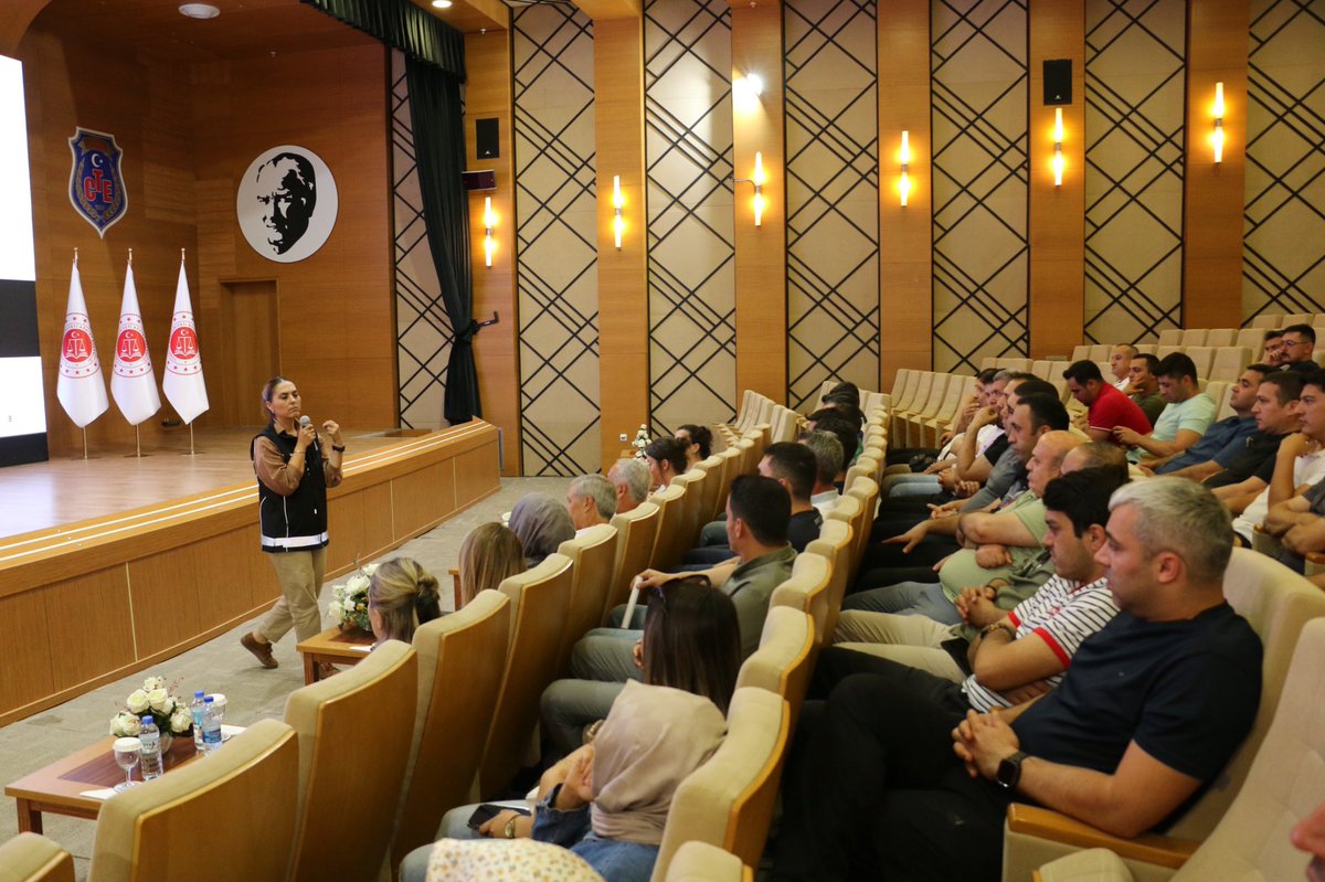 Kurumumuzda egitim gören
personelimize yönelik sosyal ve kültürel faaliyetler
kapsaminda, Ankara il Emniyet Müdürlügü Narkotik
Suçlarla Mücadele Şube Müdürlügü tarafından
"Uyusturucu ve Uyarıcı Maddeler" konulu seminer düzenlenmistir.