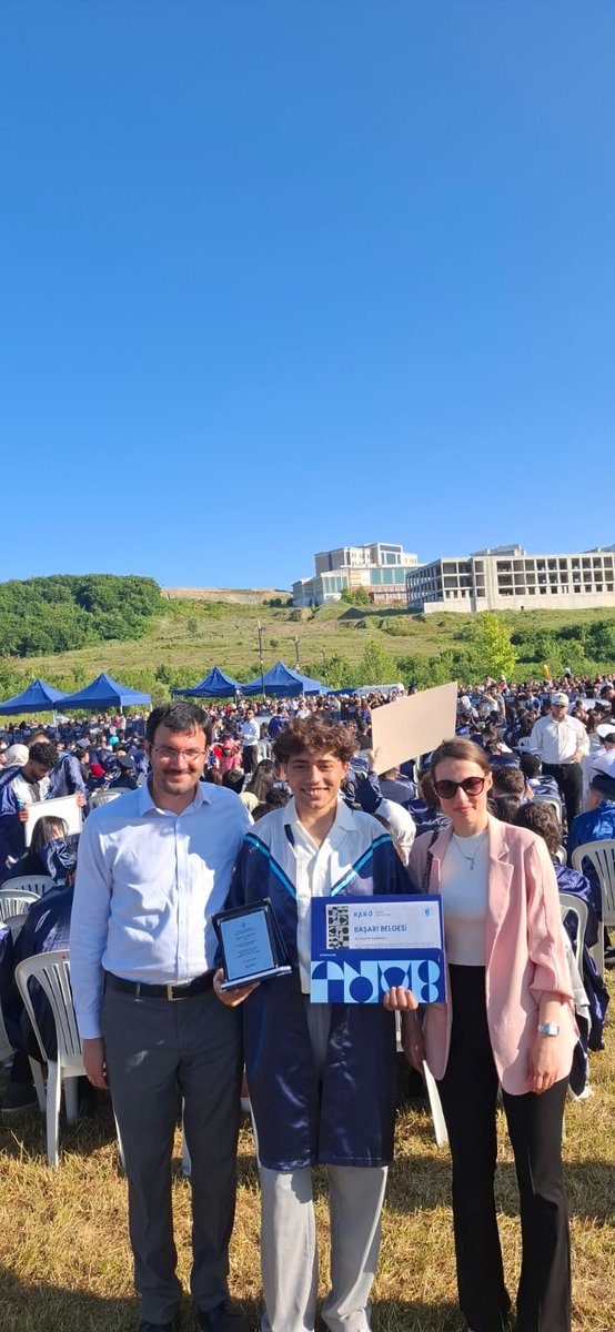 BartMyo's tweet photo. Öğrencilerimiz mezuniyet coşkusunu yaşadılar. 

2024-2025 Akademik yılında dereceye girerek mezun olan öğrencilerimiz; Yaren MURTAZA, İbrahim KARAKE��İ, Yasin Ömer İŞÇİ'yi ve tüm öğrencilerimizi tebrik ederiz.

@bartin_myo @r_arslan02 @baruedutr https://t.co/xF5Pkxz5vG