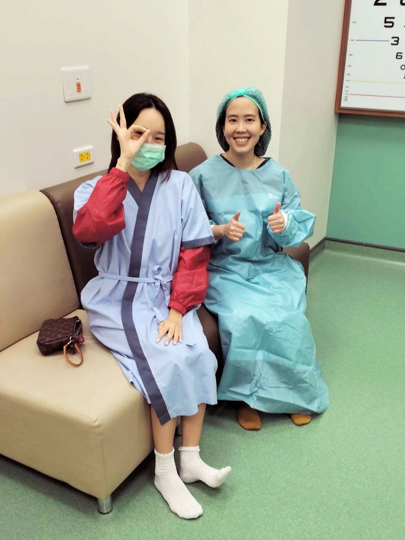 ทุกคน วันนี้มีดาราดังระดับประเทศ มาขอเลเซอร์กับ #คุณหมอศศิ
.
ท่านใดทายถูกบ้าง ว่าเป็นดาราท่านไหน? คำใบ้: หุ่นเป๊ะปังเหมือนยังไม่เคยคลอดน้อง
.
เฉลย รอติดตามกันได้ในช่อง official เขาน่าจะเร็ว ๆ นี้ 💙