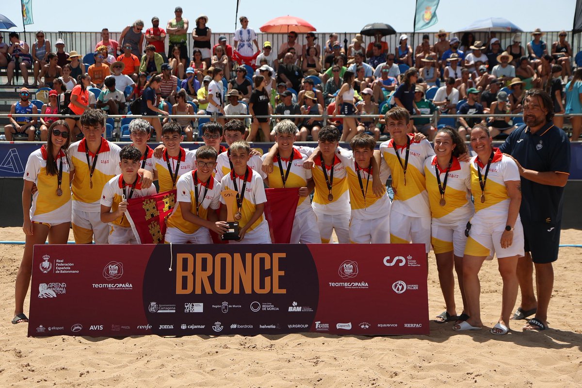 CESA BM PLAYA LA MANGA 2025 (@cesabmplaya25) on Twitter photo 🏆 INFANTIL MASCULINO 🏆
🥇<a href="/FAndaluzaBM/">Federación Andaluza de Balonmano</a>
🥈<a href="/fgabalonman/">Federación Galega Balonmán</a>
🥉<a href="/FBMRMU/">FED. BALONMANO REGION DE MURCIA</a>
📸 Fotos Lola Jiménez
¡Enhorabuena a todos! 🏆 INFANTIL MASCULINO 🏆
🥇<a href="/FAndaluzaBM/">Federación Andaluza de Balonmano</a>
🥈<a href="/fgabalonman/">Federación Galega Balonmán</a>
🥉<a href="/FBMRMU/">FED. BALONMANO REGION DE MURCIA</a>
📸 Fotos Lola Jiménez
¡Enhorabuena a todos!