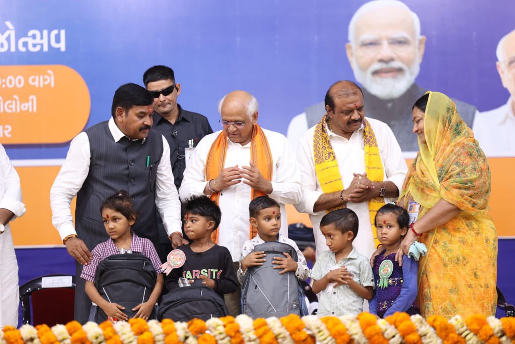 sdmbardoli's tweet photo. વડાપ્રધાન શ્રી નરેન્દ્રભાઈ મોદીના માર્ગદર્શન અને મુખ્યમંત્રી શ્રી ભૂપેન્દ્રભાઈ પટેલના નેતૃત્વમાં શાળા પ્રવેશોત્સવ, કન્યા કેળવણી મહોત્સવ અને મિશન સ્કૂલ ઓફ એક્સેલન્સ જેવા કાર્યક્રમો થકી થઈ રહ્યું છે ગુજરાતના ઉજ્જવળ ભવિષ્યનું નિર્માણ. #ShalaPraveshotsav2025 https://t.co/DATmGFfIPc